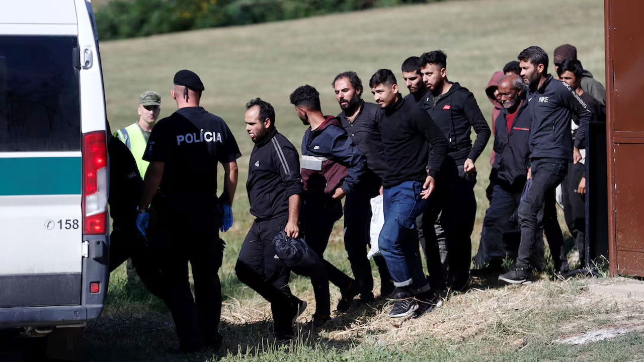 ১ লাখ নথিবিহীন অভিবাসীকে ফেরত পাঠানোর লক্ষ্য নিয়েছে যুক্তরাষ্ট্র
