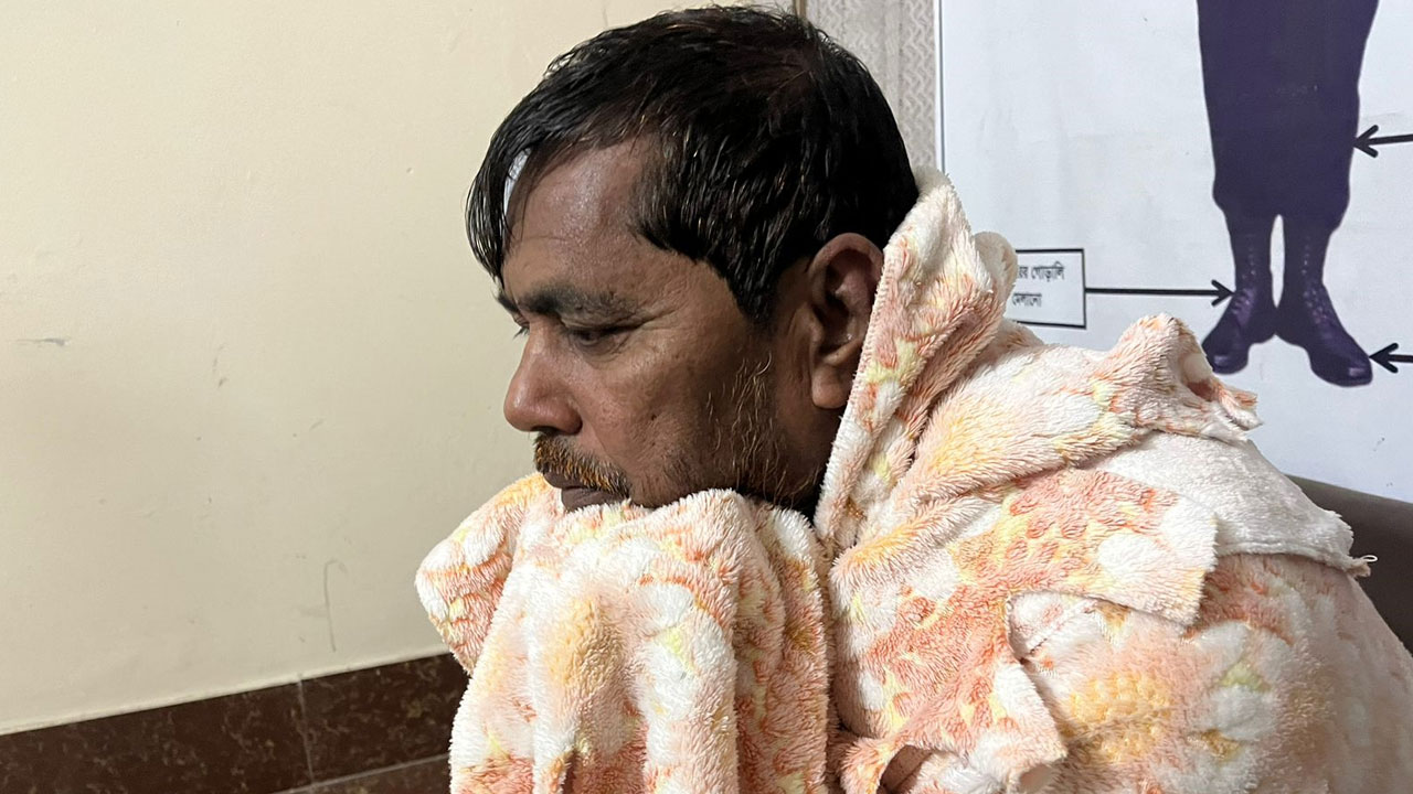 দুই মাছ ব্যবসায়ীর গলায় ছুরি ঠেকিয়ে লাখ টাকা ছিনতাই