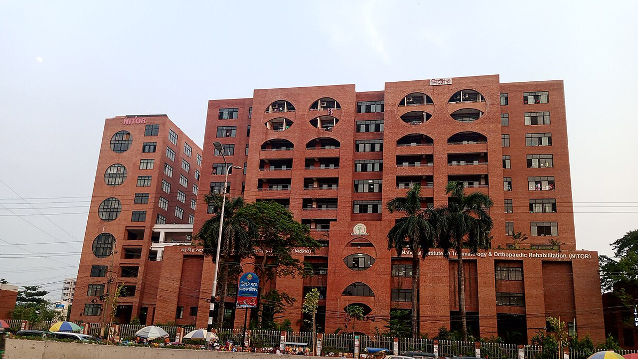 আহত ছাত্রজনতাকে চিকিৎসা দিচ্ছেন মার্কিন চিকিৎসক দল