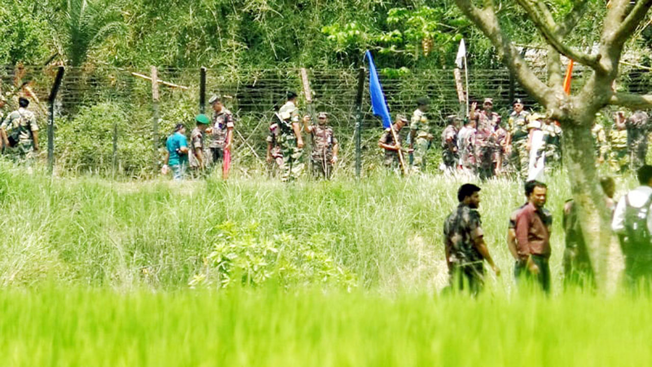 নওগাঁয় বিজিবির বাধায় কাঁটাতারের বেড়া দিতে পারেনি বিএসএফ