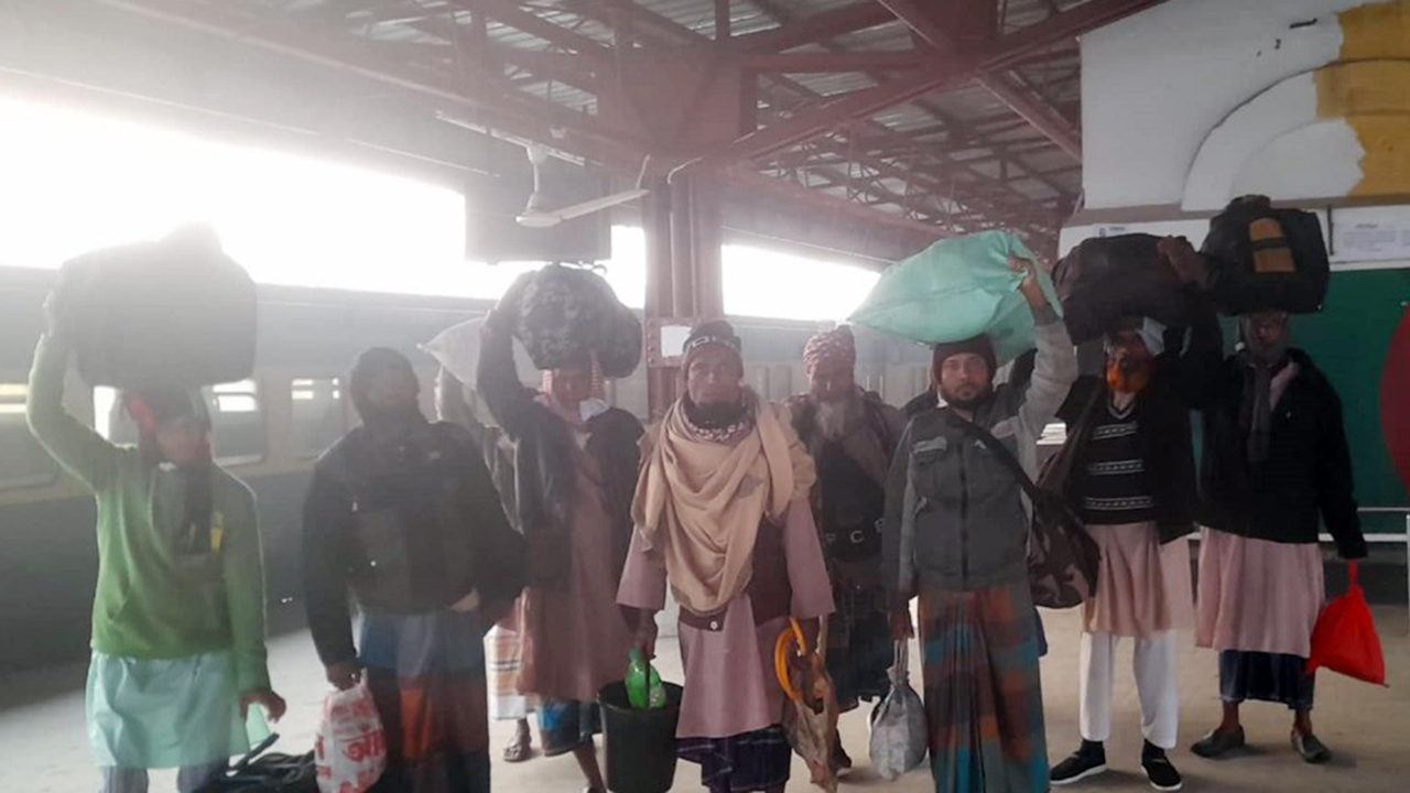 ‘কীভাবে বাড়ি যাব বুঝতে পারছি না’