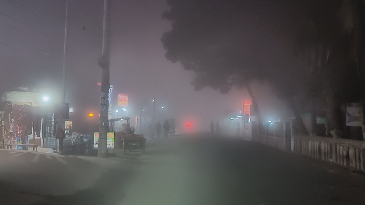 ঘন কুয়াশায় ঢাকা পড়েছে পর্যটন নগরী কুয়াকাটা