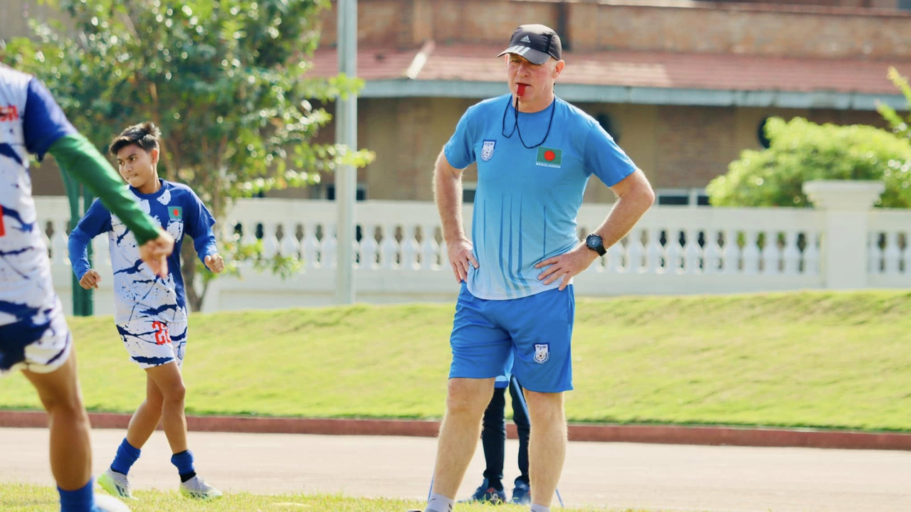 আরও ২ বছর বাংলাদেশের কোচ বাটলার, অস্বস্তিতে নারী ফুটবলাররা