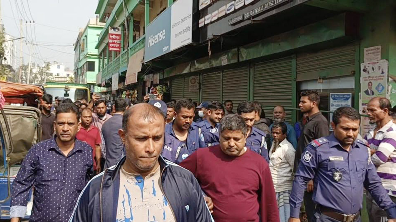 অটোচালকদের মারধরে তিন ট্রাফিক পুলিশ হাসপাতালে