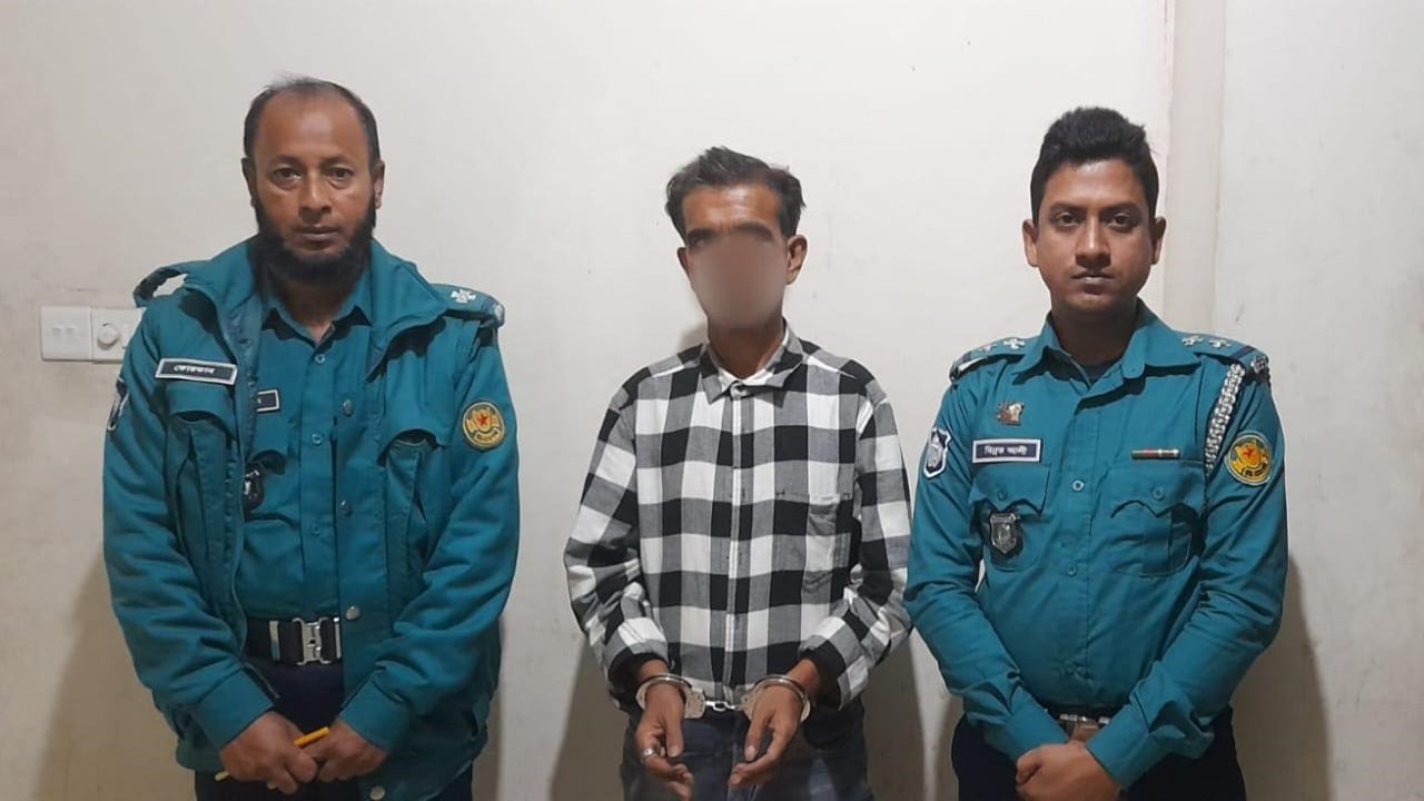 ড. ইউনূসের সাবেক সহকর্মী পরিচয়ে পুলিশ পরিদর্শকের কাছে চাঁদা দাবি