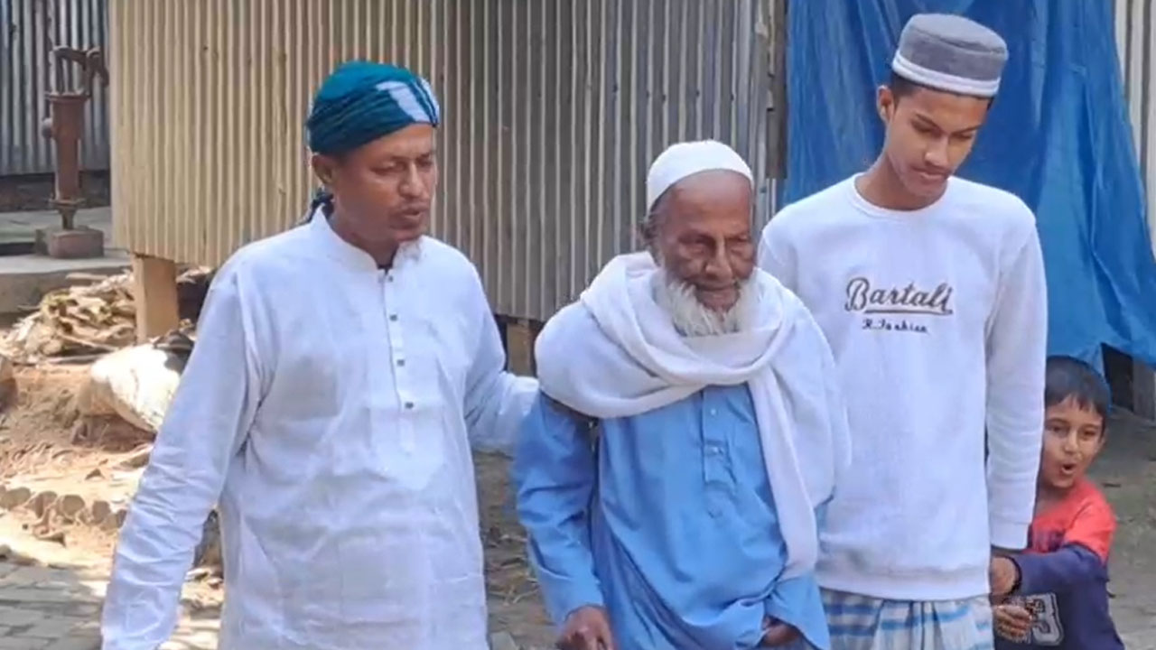 ‘১৬ বছর পর বাবা-ছেলের সঙ্গে নামাজ পড়তে পারছি, আনন্দ হচ্ছে’