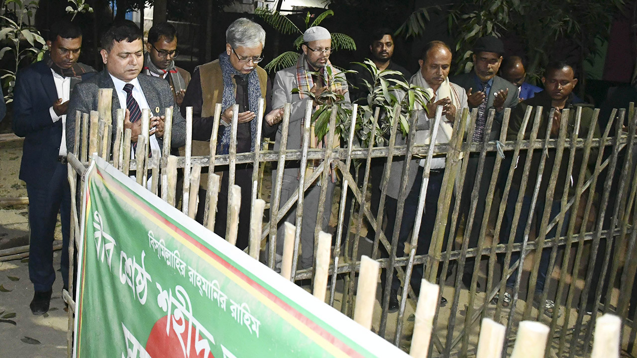 শহীদ আবু সাঈদের কবরে তিন উপাচার্যের শ্রদ্ধা নিবেদন