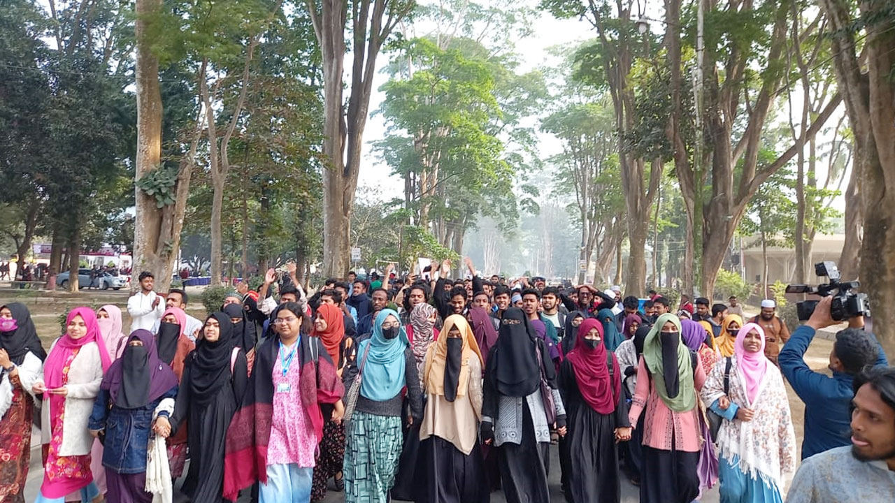 ইসলামিক স্টাডিজ বিভাগ নিয়ে কটূক্তি, কর্মকর্তার বিরুদ্ধে বিক্ষোভ