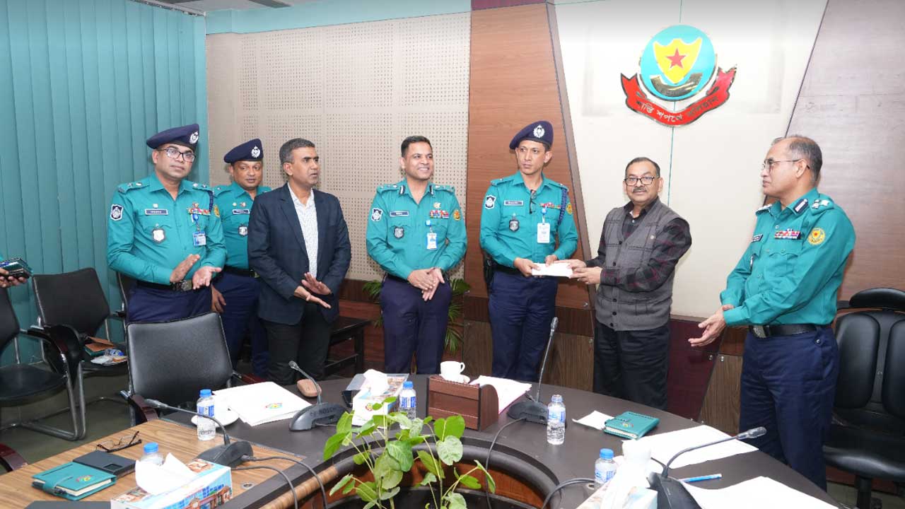 অলিগলিতে পদচারণা থাকতে হবে থানার ওসিদের : ডিএমপি কমিশনার