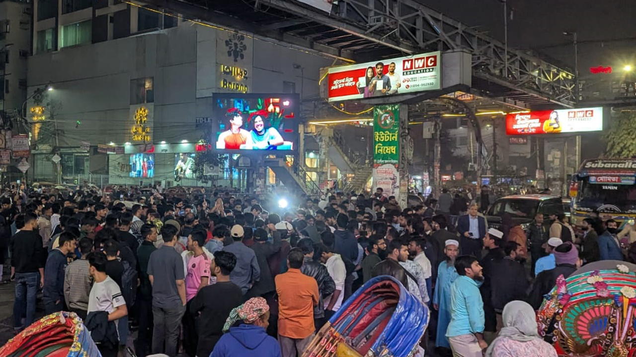 ‘অশোভন আচরণের জন্য প্রো-ভিসিকে ক্ষমা চাইতে হবে, না হলে সব বন্ধ’