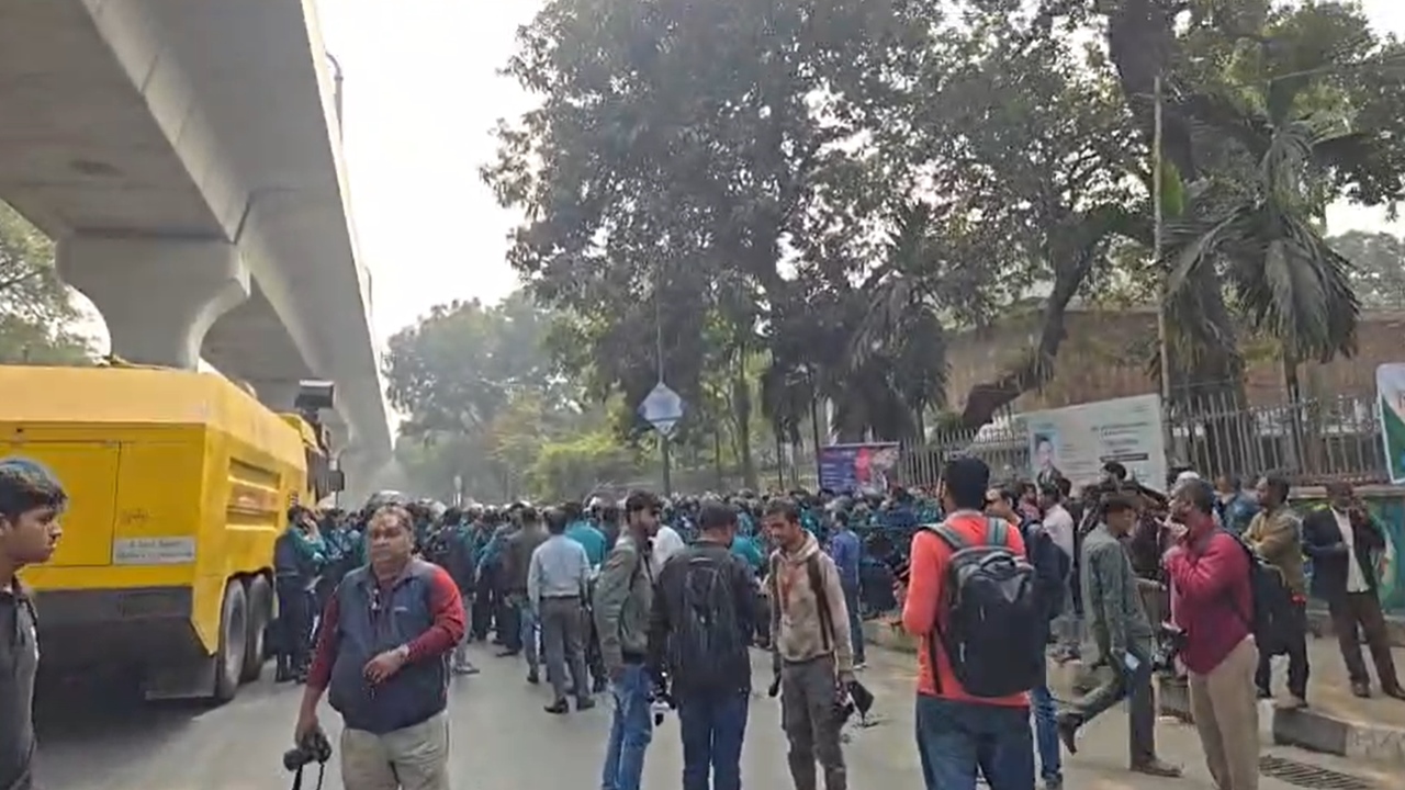 ইবতেদায়ি শিক্ষকদের পদযাত্রা শাহবাগে আটকে দিলো পুলিশ