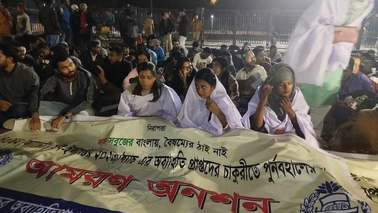 এখনো অনশনে অব্যাহতি পাওয়া এসআইরা