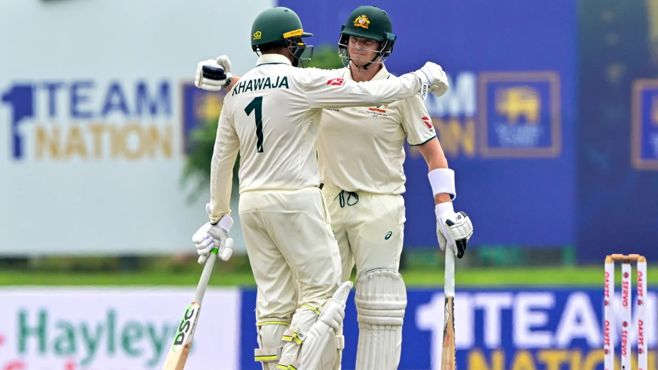 স্বাগতিক লঙ্কান বোলারদের পিটিয়ে স্মিথ-খাজার সেঞ্চুরি