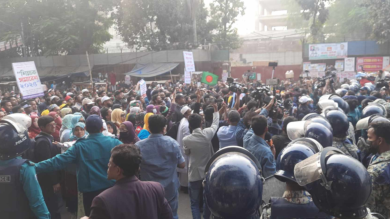 শাহবাগ থানার সামনে শিক্ষকদের আটকে দিল পুলিশ