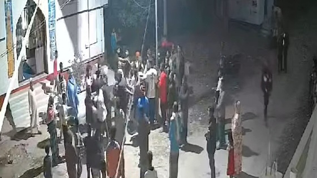 মায়ের সামনে খুঁটিতে বেঁধে যুবককে নির্যাতন