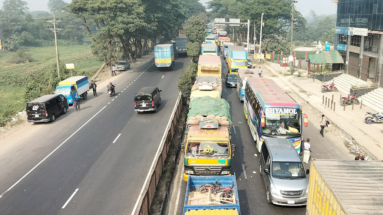 ৭ ঘণ্টা পর ঢাকা-চট্টগ্রাম মহাসড়কে যান চলাচল স্বাভাবিক 