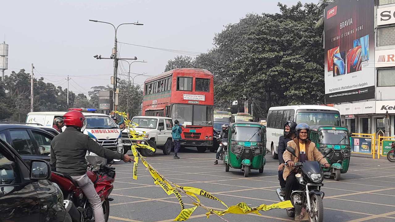 ‘নতুন নিয়মে’ যানজট নিয়ন্ত্রণে হিমশিম অবস্থা ট্রাফিক পুলিশের