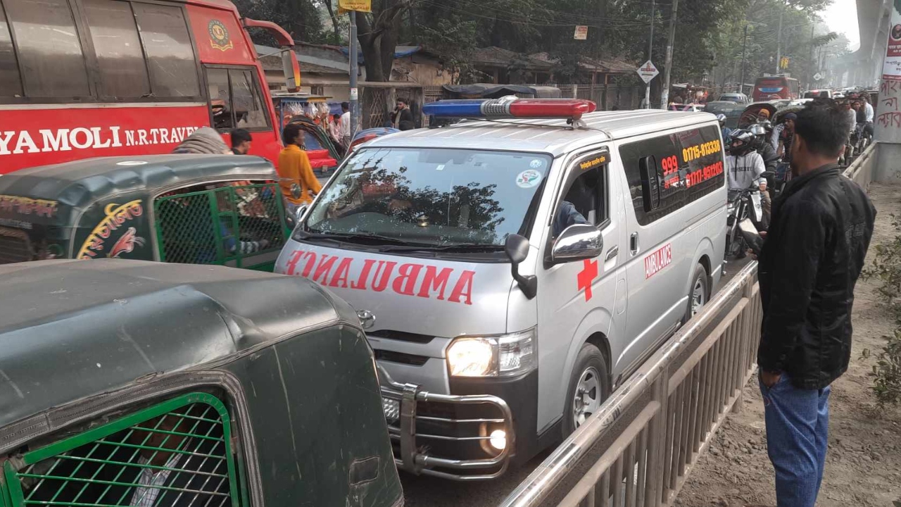 শিক্ষকদের হঠাৎ অবরোধে তীব্র যানজট, সড়কে যানবাহনের দীর্ঘ সারি