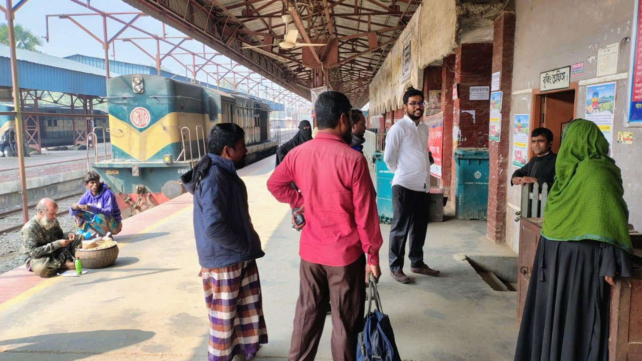 ‘স্টেশনে এসে জানলাম ট্রেন বন্ধ, কাছে যা আছে তাতে বাস ভাড়া হবে না’