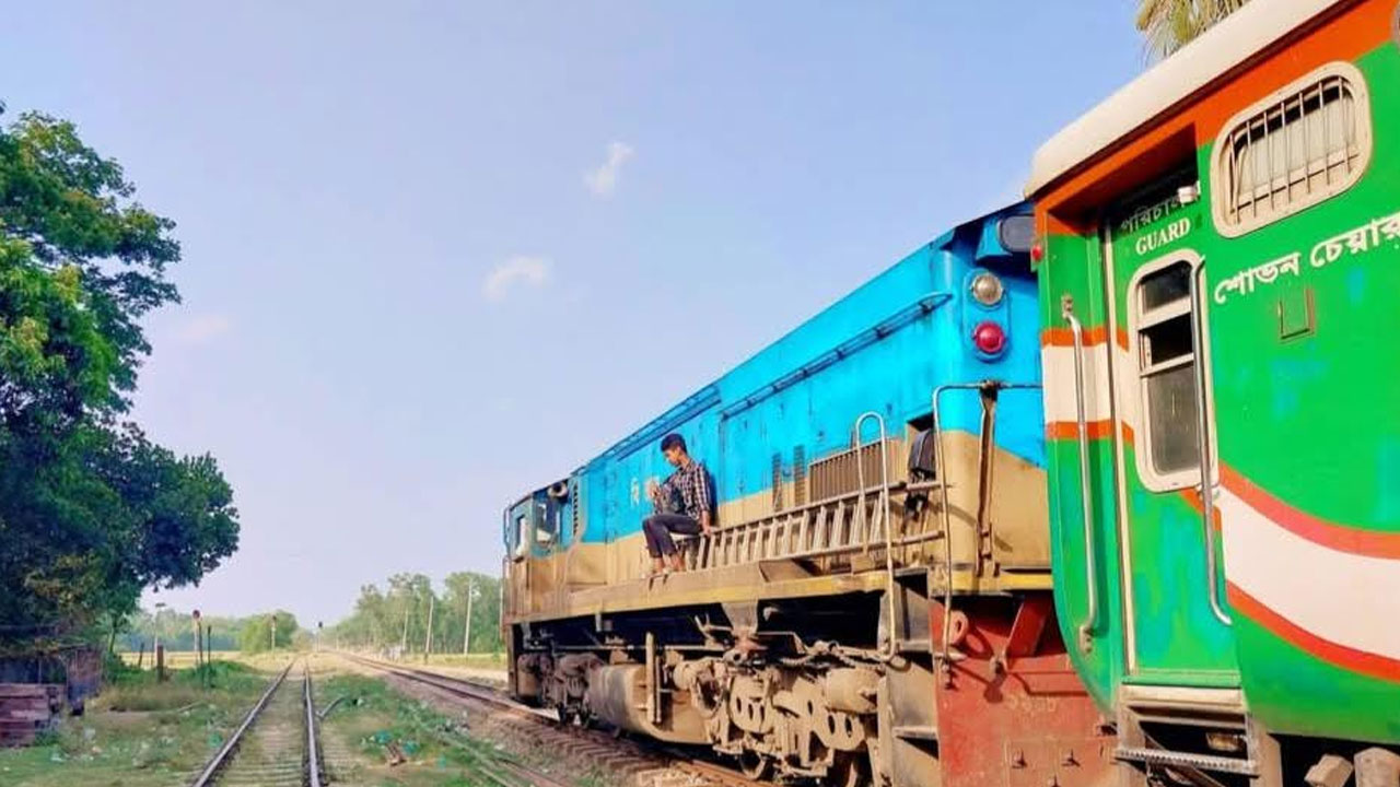 বিজয়নগরে পারাবত এক্সপ্রেস ট্রেনের ইঞ্জিন বিকল