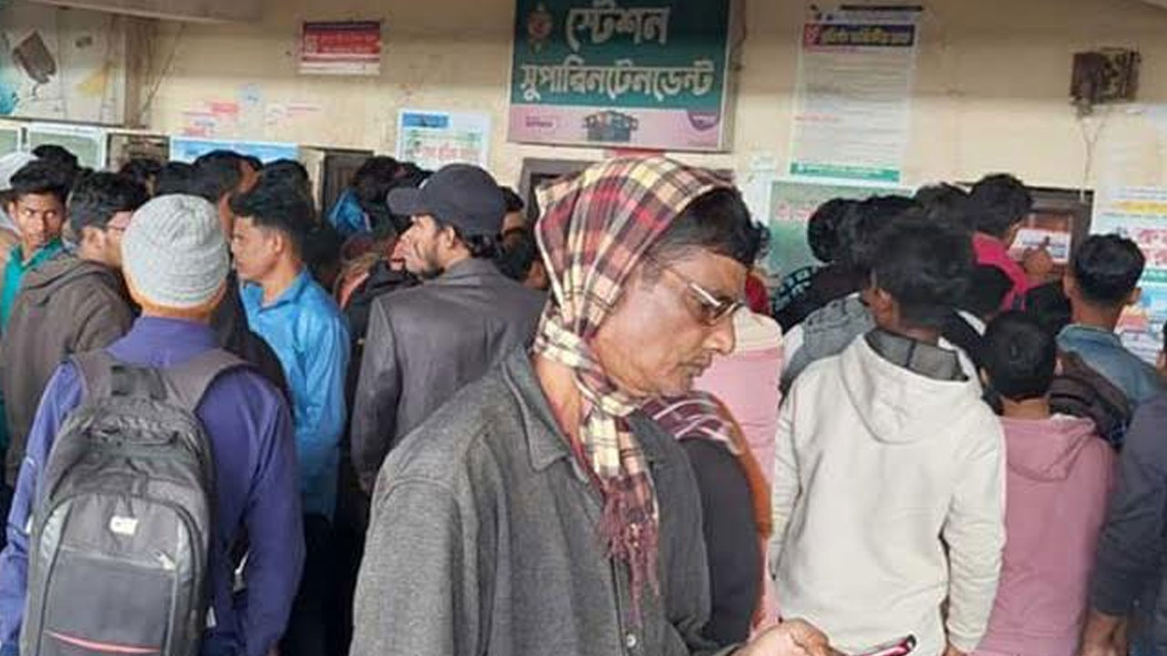 ট্রেন রেখে পালালেন চালক, অবরুদ্ধ স্টেশন সুপার