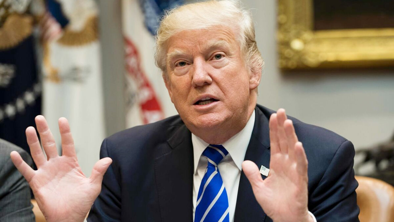 হাজারের বেশি কর্মকর্তাকে বহিষ্কারের হুমকি ট্রাম্পের