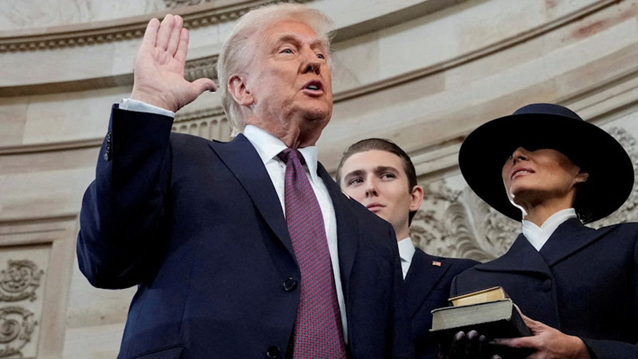 বাইবেলে হাত রাখেননি ট্রাম্প, তার শপথ কী সুষ্ঠু হয়েছে? (ভিডিও)