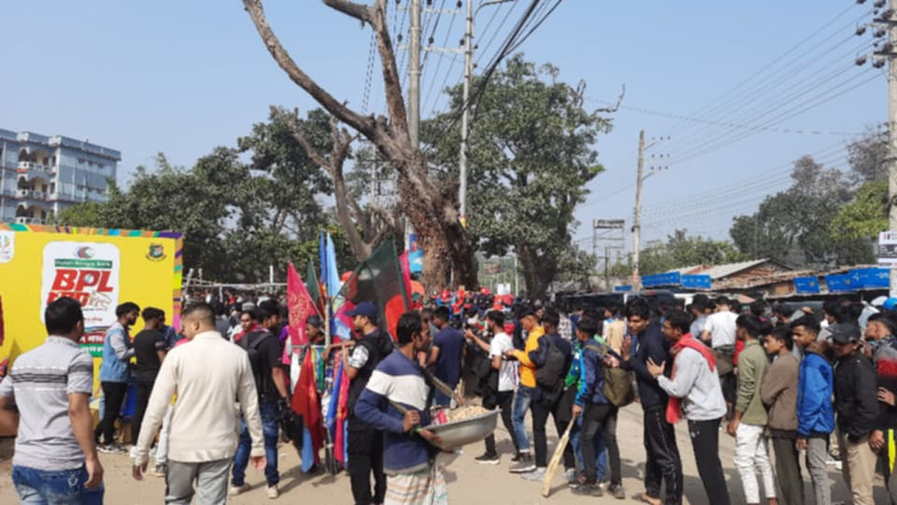 ছুটির দিনে সিলেটের ম্যাচ, টিকিট কাউন্টারে উপচে পড়া ভিড়