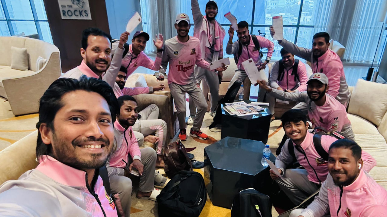 খাম হাতে রাজশাহীর দেশি ক্রিকেটাররা, ‘হুমকি’ বিজয়ের