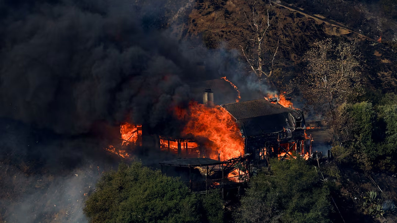 লস অ্যাঞ্জেলসে ভয়াবহ দাবানলে নিহত বেড়ে ১৬