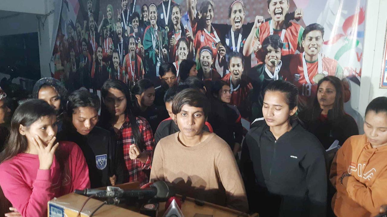 কোচের বিরুদ্ধে বিদ্রোহ : গণ অবসরের হুমকি সাফজয়ী নারী ফুটবলারদের