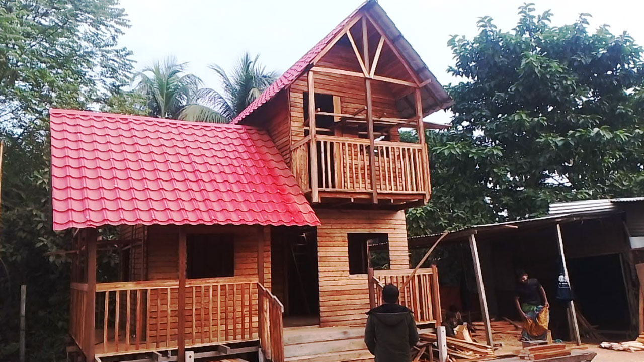 মুন্সীগঞ্জে ইউরোপ স্টাইলে তৈরি কাঠের বাড়িতে থাকছে এসি