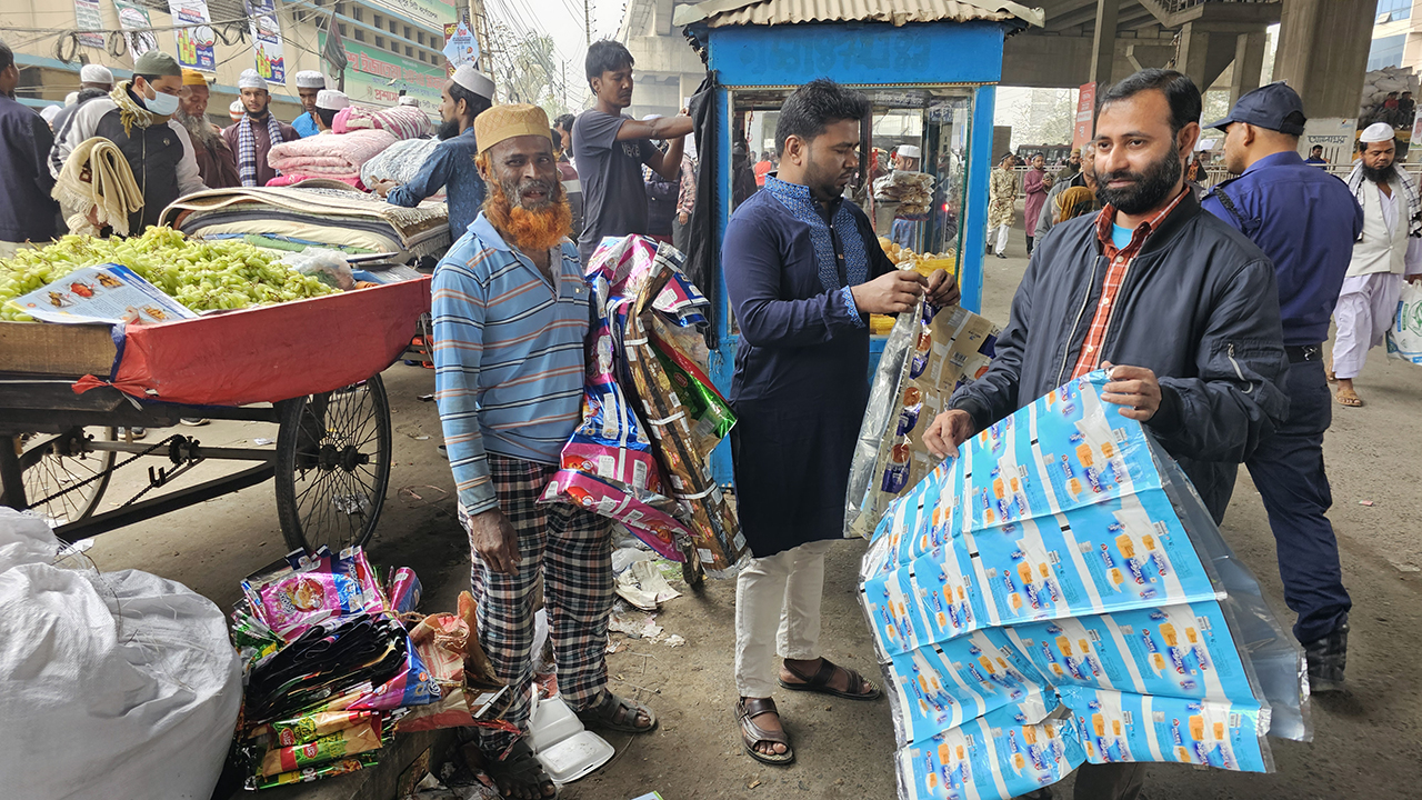 বিশ্ব ইজতেমায় কদর বেড়েছে প্লাস্টিকের বস্তার