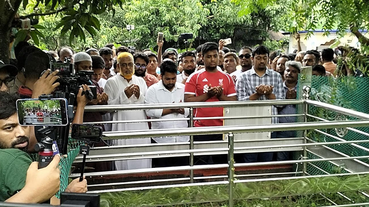 আবরার ফাহাদের কবর জিয়ারত করলেন এনসিপির শীর্ষ নেতারা 