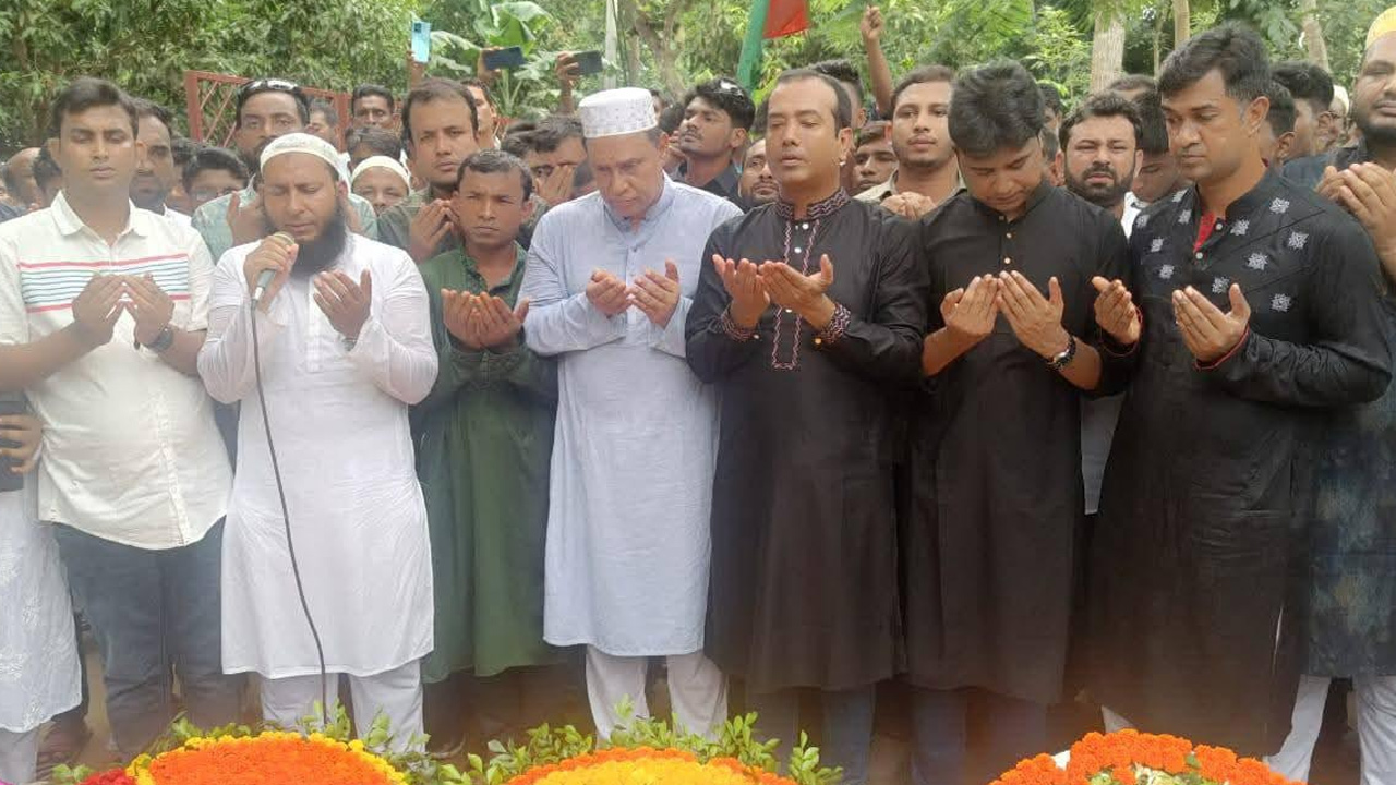 শহীদ আবু সাঈদের কবরে ছাত্রদলের শ্রদ্ধা নিবেদন