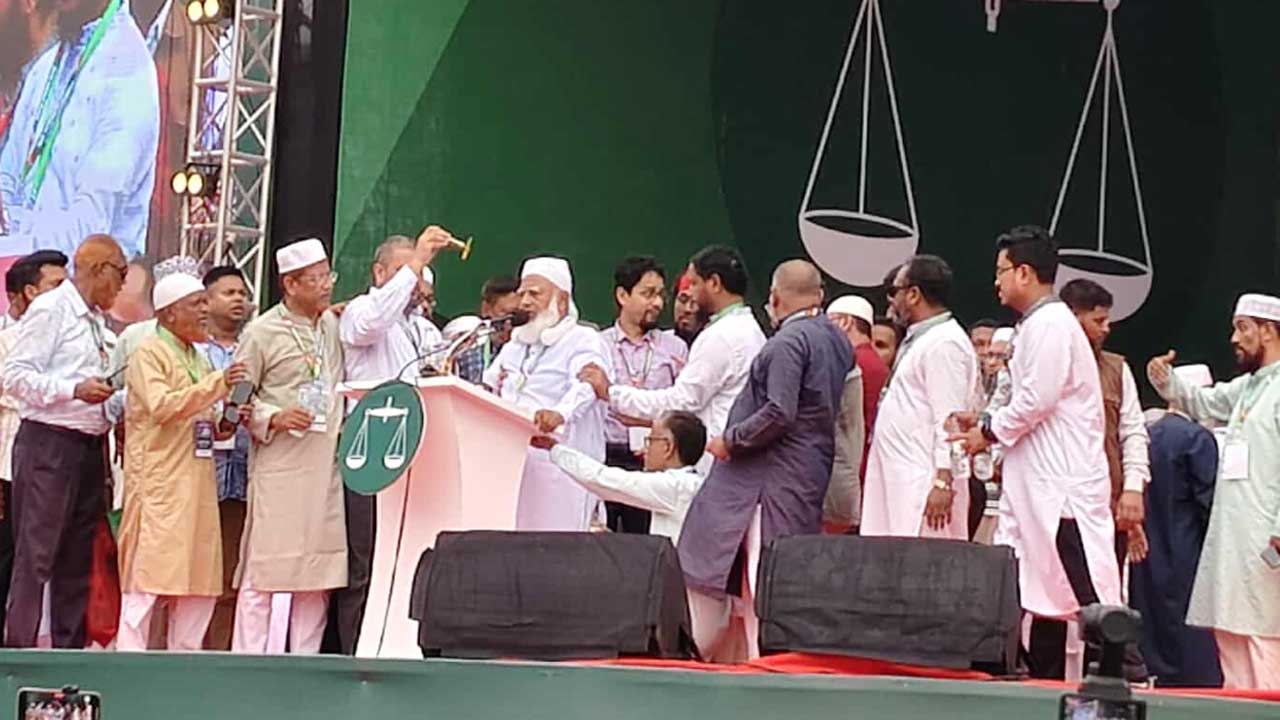 মঞ্চে অসুস্থ হয়ে পড়ে গেলেন জামায়াত আমির