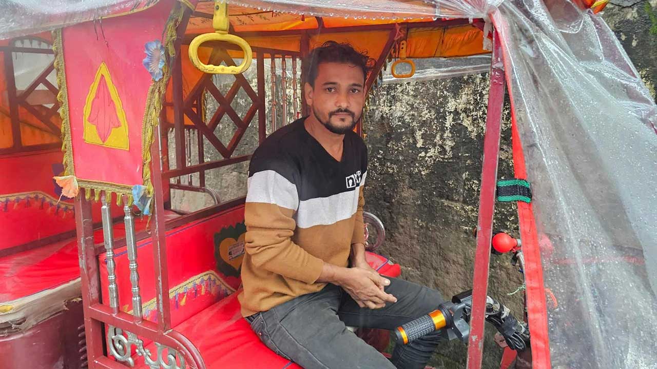 টাকার মালিককে খুঁজে ফেলে যাওয়া ১৫ লাখ টাকা দিলেন অটোচালক