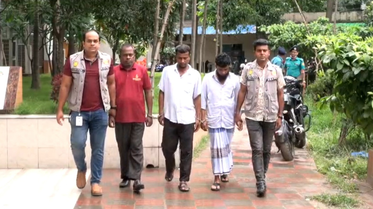 শীর্ষ সন্ত্রাসী পরিচয়ে গণ্যমান্য ব্যক্তিদের টাকার জন্য হুমকি দিতেন তারা