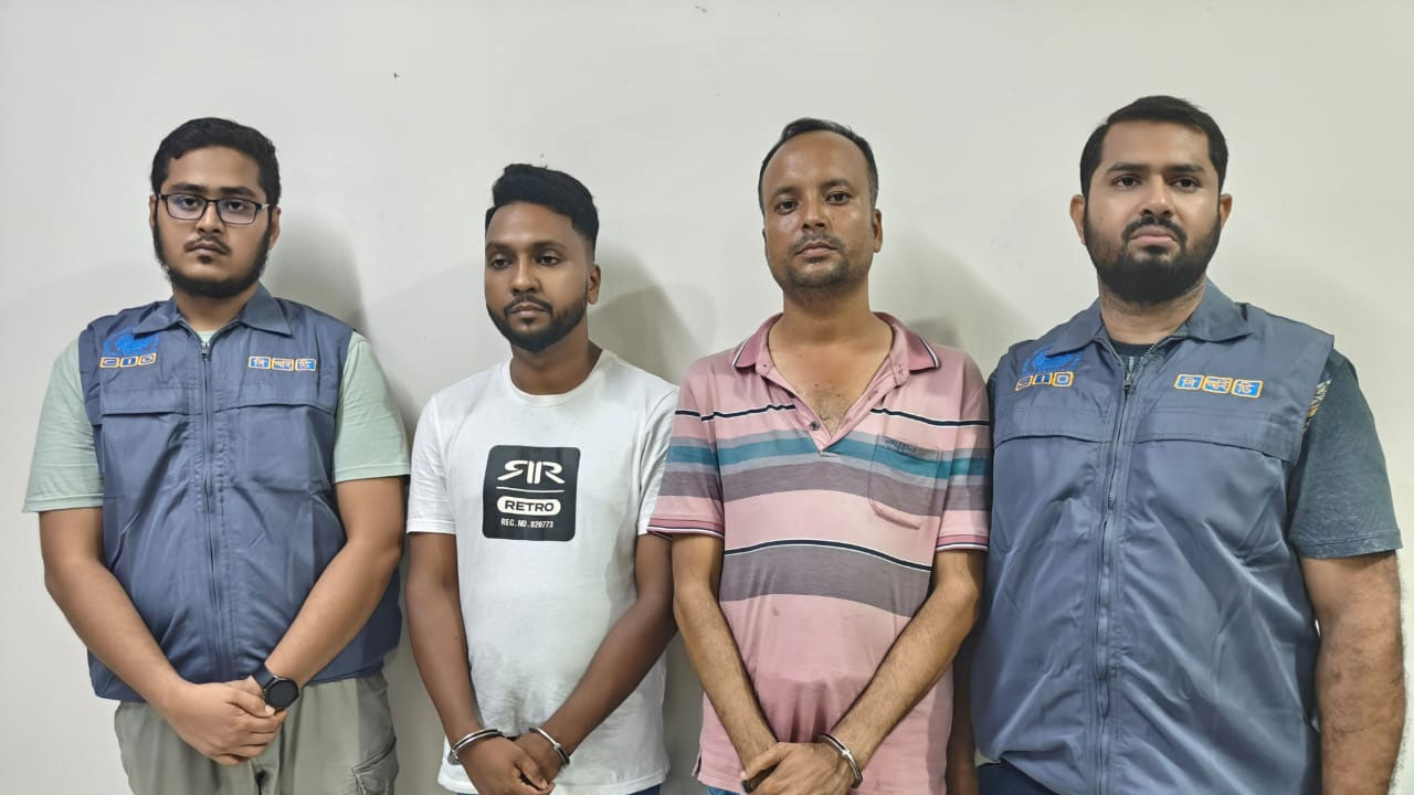 ইন্স্যুরেন্স কর্মকর্তার ছদ্মবেশে অভিনব প্রতারণা,  গ্রেপ্তার ২