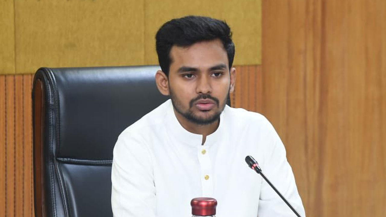 নৌকা মার্কাকে কোন বিবেচনায় শিডিউলভুক্ত করতে আইন মন্ত্রণালয়ে পাঠালেন