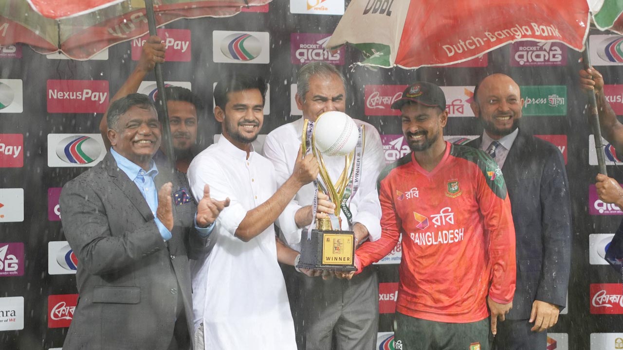 কেন খেলোয়াড়দের সাথে কথা বলতে চান না জানালেন ক্রীড়া উপদেষ্টা