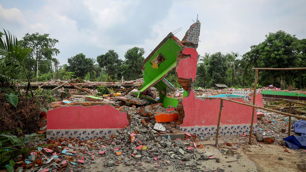ঘরবাড়ি গুঁড়িয়ে দিয়ে মুসলিমদের উচ্ছেদ ও বাংলাদেশে বিতাড়ন করছে ভারত