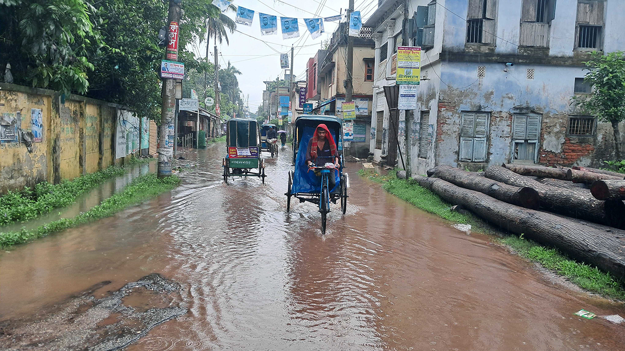 টানা বৃষ্টিতে জলমগ্ন বাগেরহাট শহর, দুর্ভোগে হাজারো মানুষ