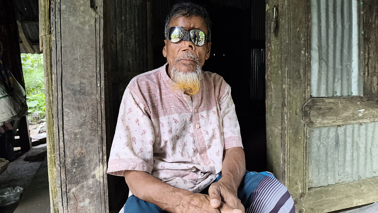 বাঘের মুখ থেকে বেঁচে ফেরা সেই ‘বাঘা সামাদ’ পেলেন অর্থ সহায়তা