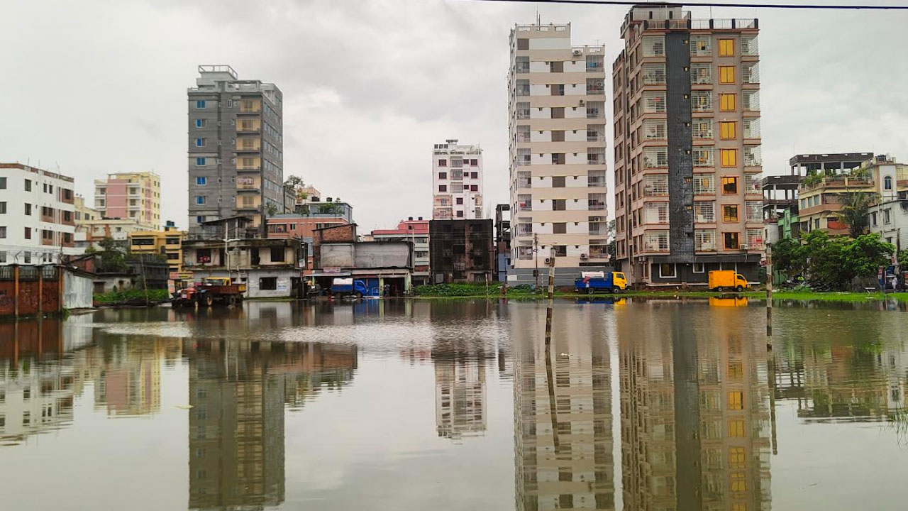 দক্ষিণাঞ্চলের তিন নদীর পানি বিপৎসীমার ওপরে, লোকালয়ে জলাবদ্ধতা