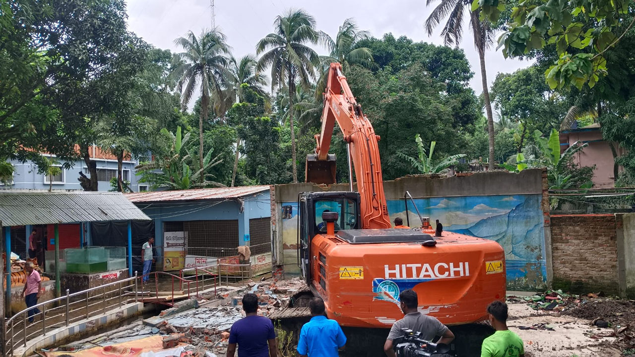 ময়মনসিংহে আ.লীগ নেতার চিড়িয়াখানা গুঁড়িয়ে দিলো প্রশাসন