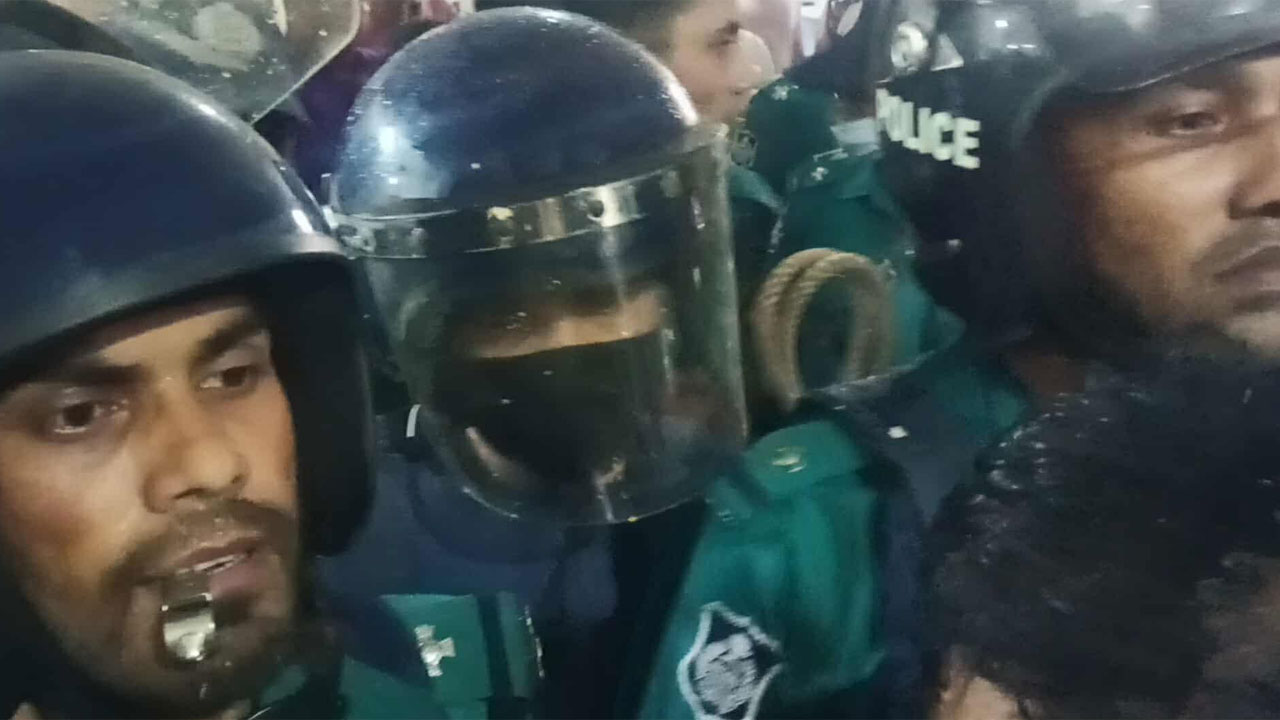 বিএসবির খায়রুল বাশারকে আদালতে কিল-ঘুষি, ডিম নিক্ষেপ