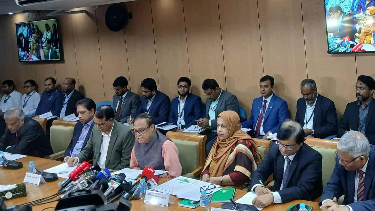 ঋণ প্রবৃ‌দ্ধির লক্ষ্য ক‌মিয়ে অপরিবর্তিত নীতি সুদহার