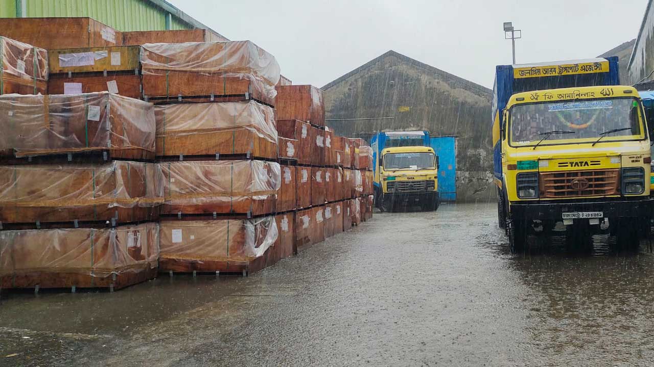 বেনাপোলে পানিতে ভাসছে কোটি টাকার পণ্য