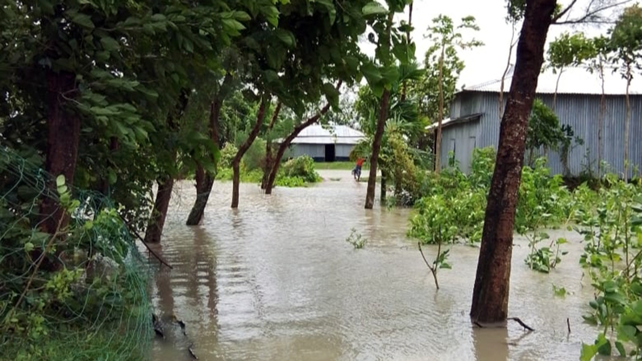 অতি জোয়ারে তলিয়ে গেছে ভোলার নিম্নাঞ্চল, পানিবন্দি লাখো মানুষ